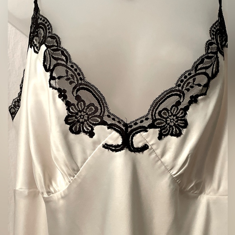 Womens Cato Nighty Lingerie Size 22/24 in Cream & Black, Silky Lace & Sheer Trim